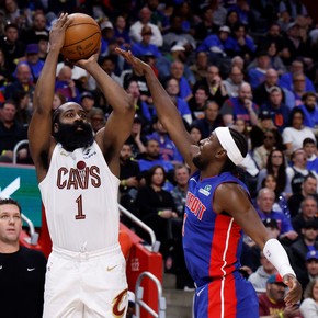 NBA: Cleveland ganó en tiempo extra en Detroit con Harden como figura y acaricia las Finales del Este