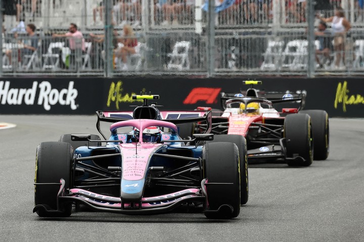 Franco Colapinto seguido por Lewis Hamilton durante el GP de Miami 2026. (AFP)
