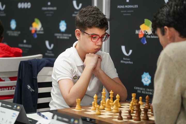 Faustino Oro empató este miércoles ante el GM indio Aditya Mittal por la quinta ronda de Cerdeña.