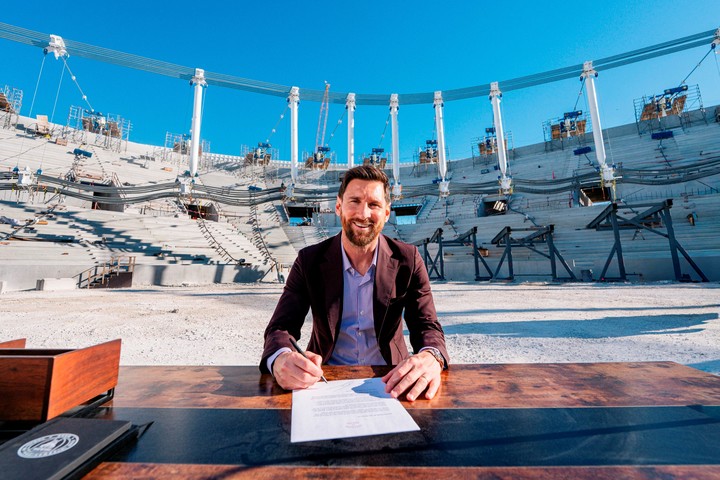 Messi renovó su contrato con el Inter Miami hasta 2028, con el Nu Stadium en construcción. Foto: EFE