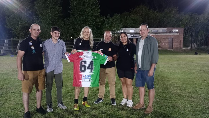 Carmona con la camiseta de Juventud Melilla, club en el que juega con 64 años.