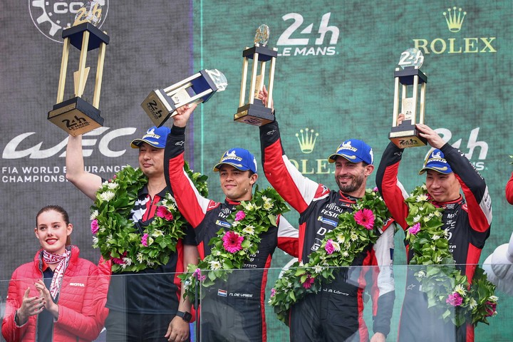 De Vries en el podio de Le Mans 2024 con Pechito López, segundos de las 24 Horas.a) EFE/EPA/CHRISTOPHE PETIT TESSON