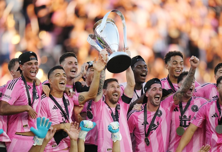 Leo con la MLS Cup 2025 tras superar a Vancouver Whitecaps en la final. Foto: AP