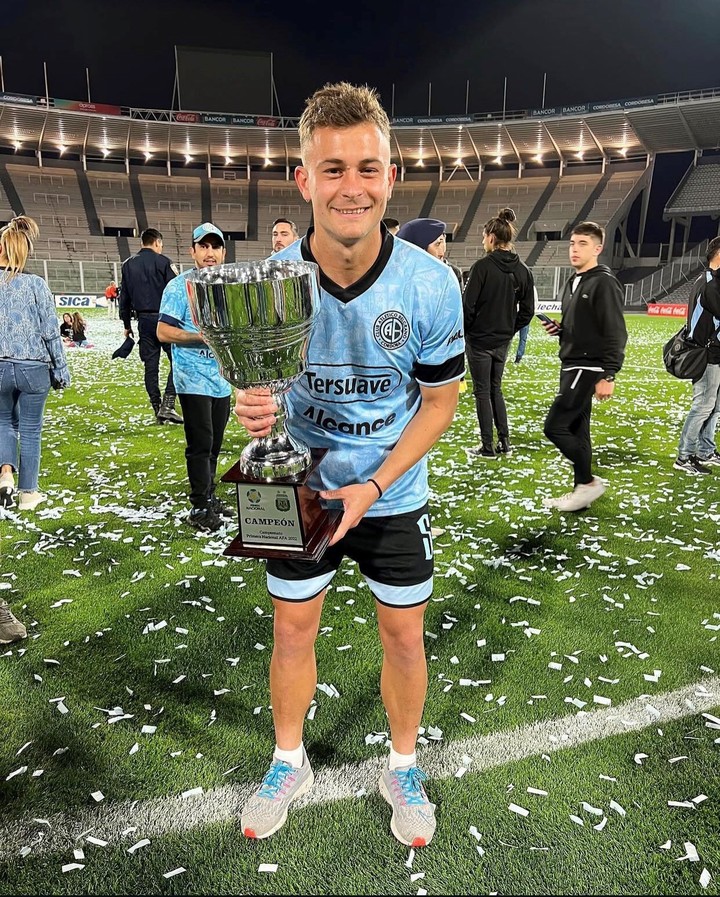 Santi Longo festeja el Ascenso del Pirata. Prensa Internet