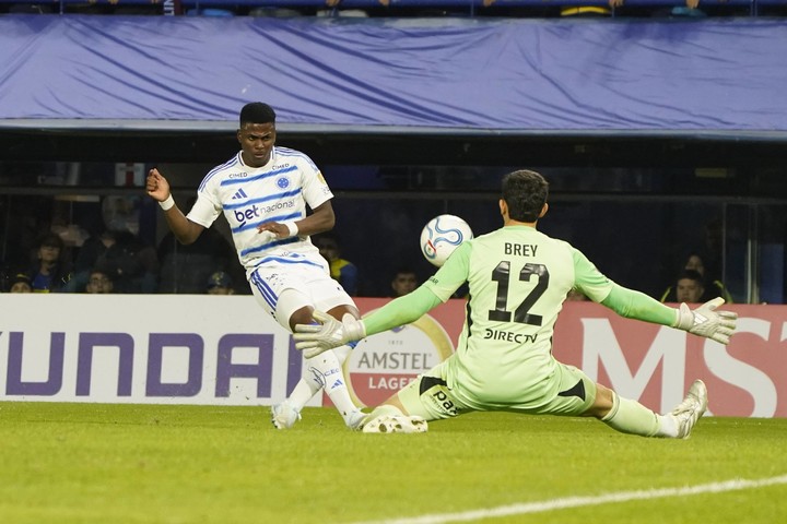 La atajada de Brey ante Villarreal (Fernando de la Orden). 