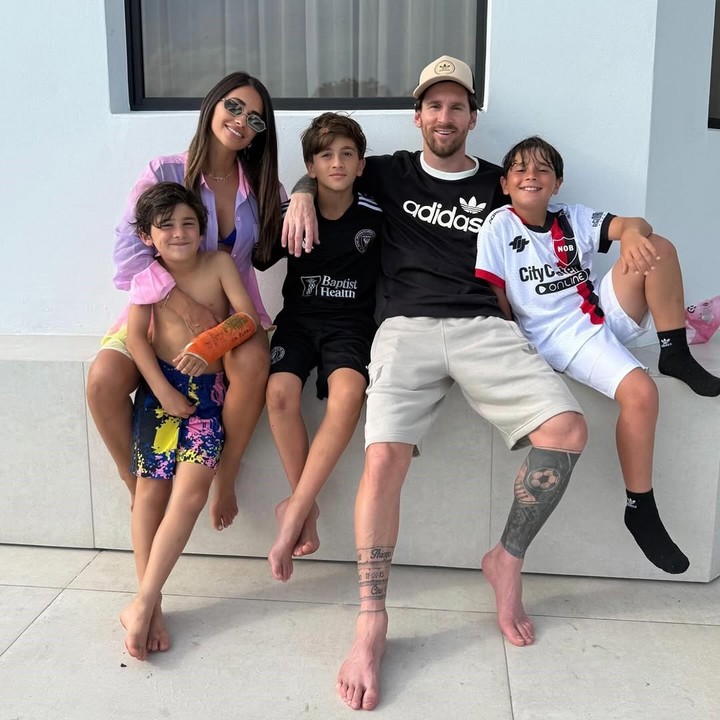 Ciro (con el yeso), Antonela, Thiago, Lionel y Mateo (Instagram Lionel Messi).