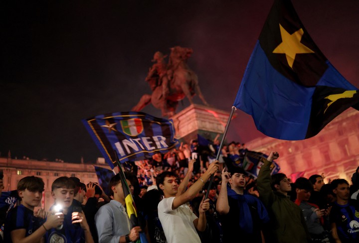 La fiesta de los tifosi del Inter en la plaza del Duomo (Reuters). 