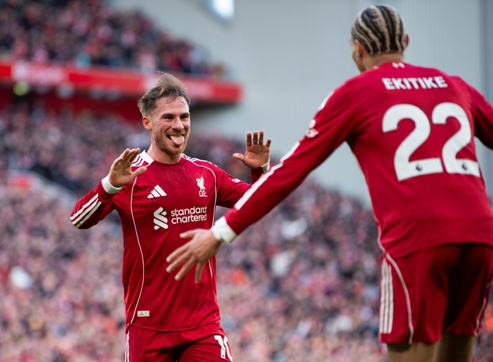 El Liverpool juega el clásico ante el United (EFE/EPA/PETER POWELL). 