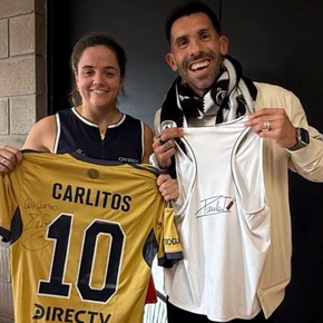 El crossover menos esperado: el particular cambio de camisetas que hizo Carlitos Tevez