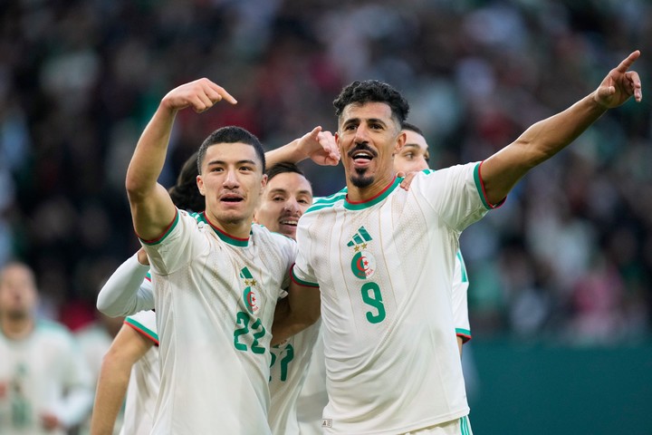 Ibrahim Maza festeja con Baghdad Bounedjah un gol en la Copa África.