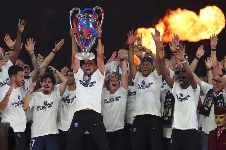 Marquinhos levanta el trofeo (EFE).