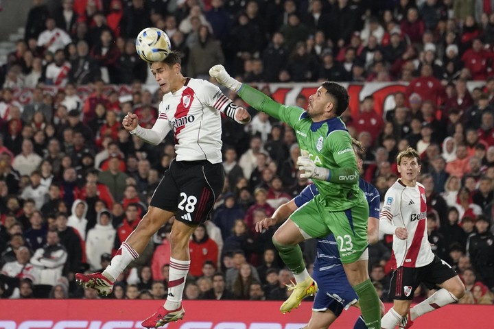 El salto de Martínez Quarta en el gol (Fernando de la Orden). 