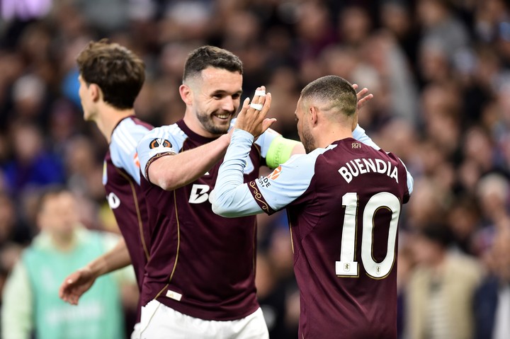 BRIMINGHAM (United Kingdom), 07/05/2026.- Aston Villa's Emiliano Buendia (R) celebrates with John McGinn (L) after scoring the 2-0 goal during the UEFA Europa League semi-finals 2nd leg match Aston Villa against Nottingham Forest, in Birmingham, Britain, 07 May 2026. (Reino Unido) EFE/EPA/PETER POWELL