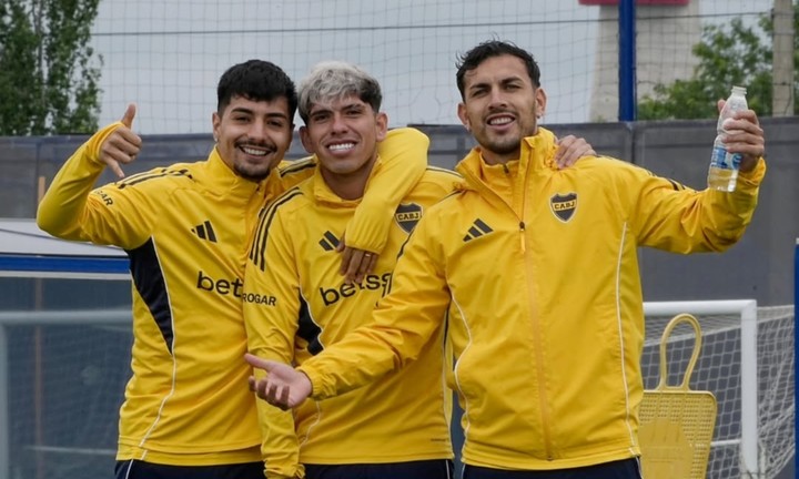 Alarcón, Palacios y Paredes en la práctica de Boca.