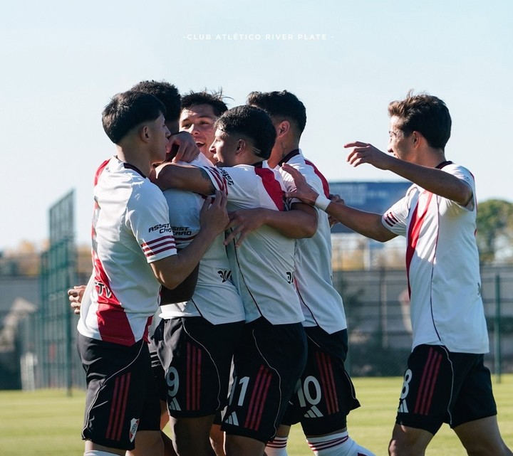 El festejo de Spiff junto a sus compañeros ante Instituto en el Camp (Prensa River).