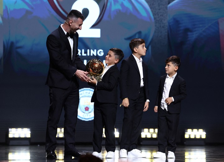 Messi en 2023, con sus tres hijos al recibir su último Balón de Oro.