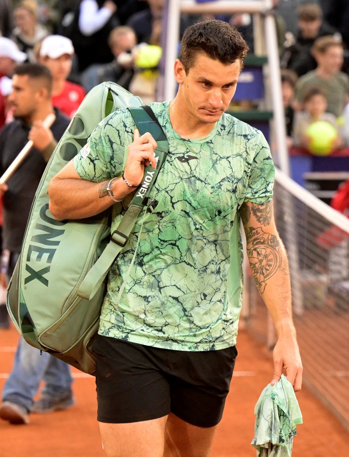 Camilo Ugo Carabelli triste tras perder en los cuartos de final del ATP 500 de Hamburgo.