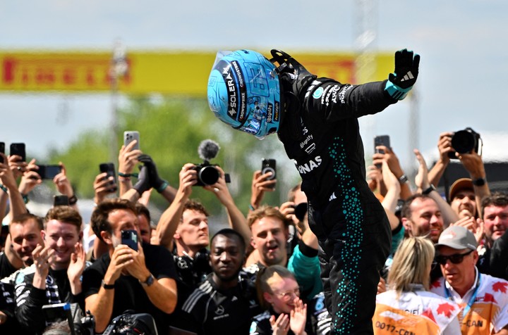 George Russell celebrates winning the Cganó en el 2025.