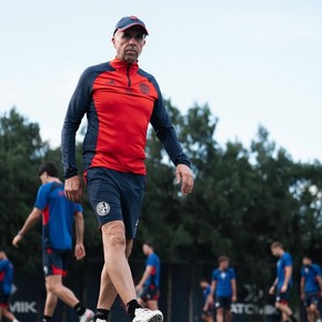 Álvarez y un ensayo pensando en cómo reemplazar a Cuello en el Monumental