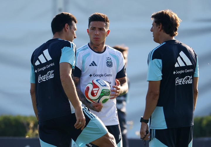 Scaloni con Luis Martín y Enzo Fernández en uno de los últimos entrenamientos en el predio de AFA. (REUTERS)