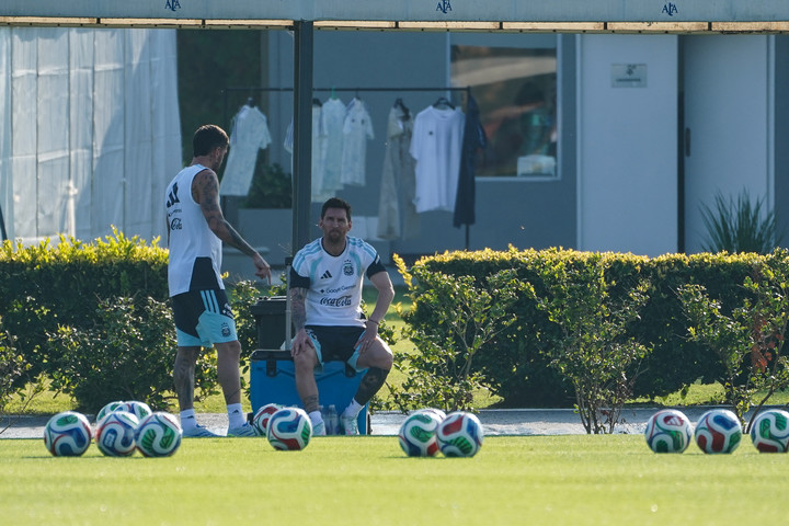 Messi y De Paul en el entrenamiento (Santi García Paz).
