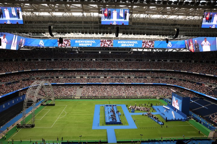 Presentación de Mbappé en el Bernabéu. (EFE)