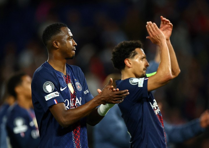 Los aplausos de Willian Pacho y Marquinhos a los hinchas. (REUTERS/Sarah Meyssonnier)