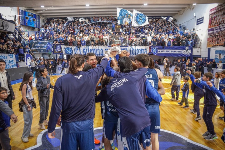 El festejo de Argentino tras ponerse 2-1 arriba en la serie por la permanencia ante Atenas.
