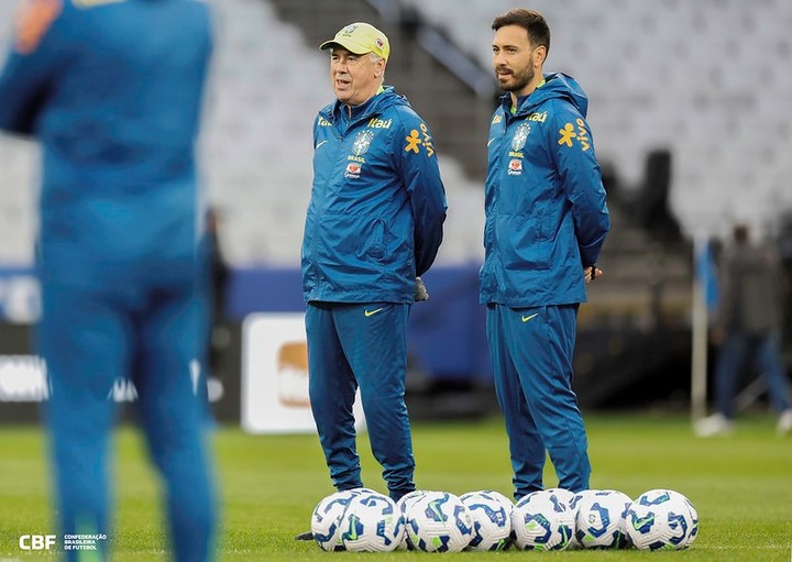 Carlo Ancelotti y Davide en el cuerpo técnico de la selección de Brasil. (foto Prensa CBF)