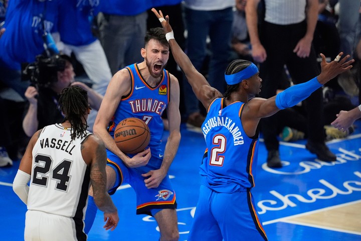 Chet Holmgren festejó junto a Shai Gilgeous-Alexander el triunfo de Oklahoma para igualar 1-1 las Finales del Oeste.
(AP)