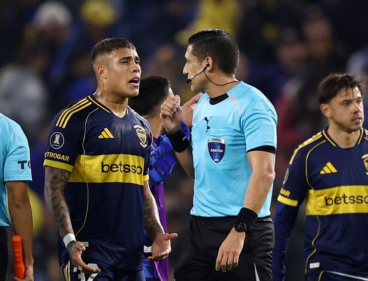 Costa se queja a Valenzuela (Reuters).