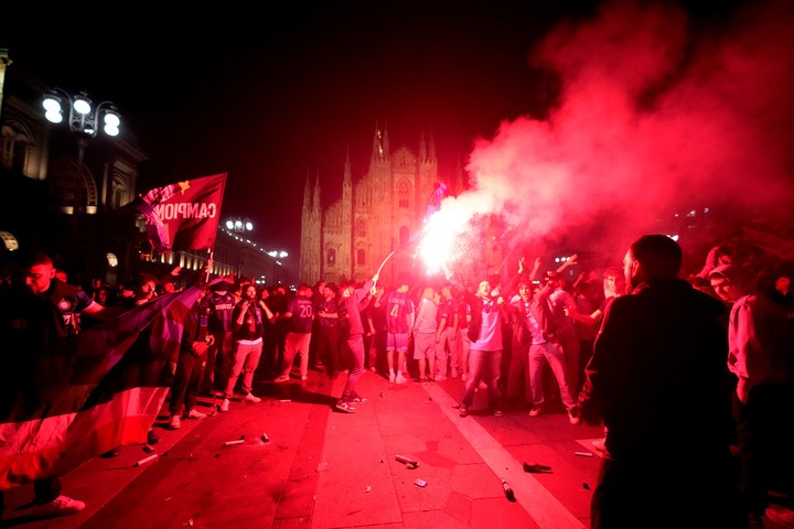 La fiesta de los tifosi del Inter en la plaza del Duomo (Reuters). 