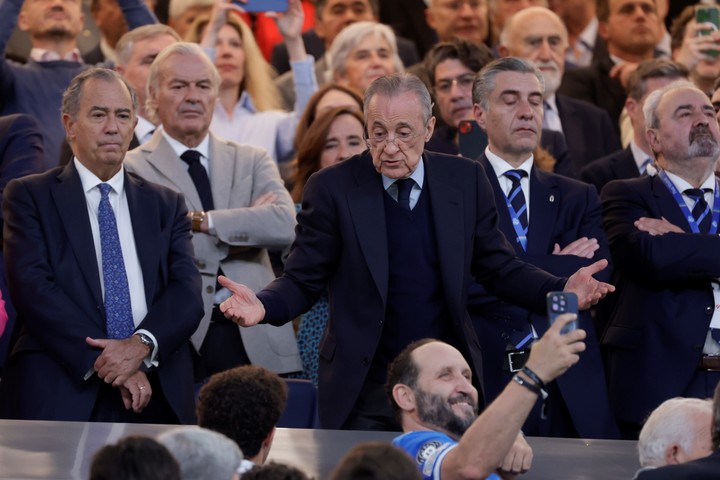Florentino Pérez hablando con hinchas desde su palco. (EFE/Juanjo Martín)