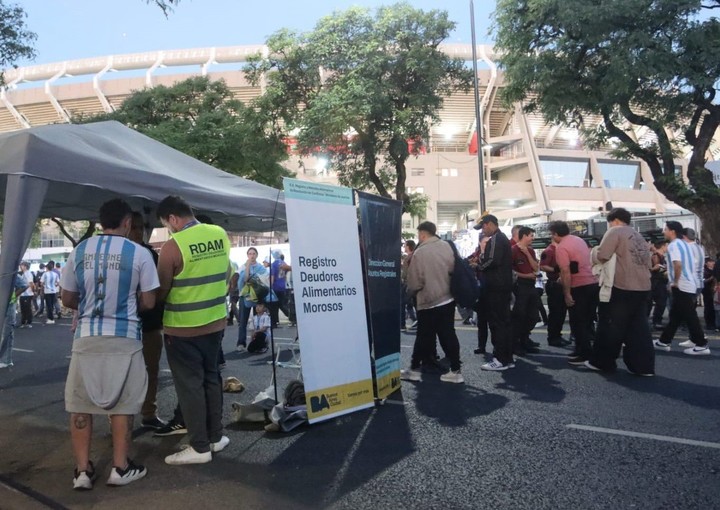 Control de deudores alimentarios en las puertas de un partido de Argentina.