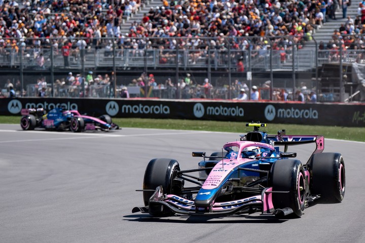 Franco Colapinto girando por delante del Alpine de Pierre Gasly en Canadá, donde ambos autos volvieron a sumar puntos en un mismo GP.
(AP)