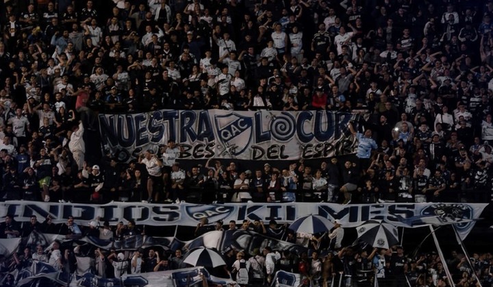 La hinchada de Quilmes visitó al plantel en los entrenamientos.