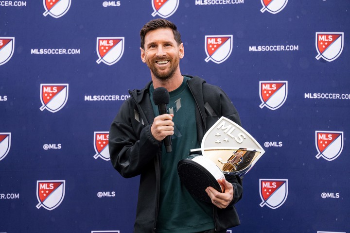Messi con el premio al mejor jugador de la temporada 2025 -también lo ganó en 2024-. Foto: EFE