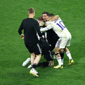 De la emoción a las locuras: el festejo de Dibu Martínez junto a Buendía en la Europa League