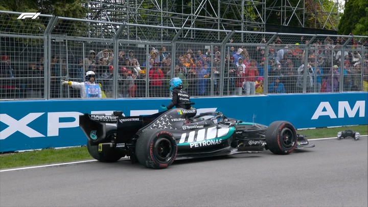 George Russell se baja de su Mercedes tras abandonar cuando lideraba el GP de Canadá.