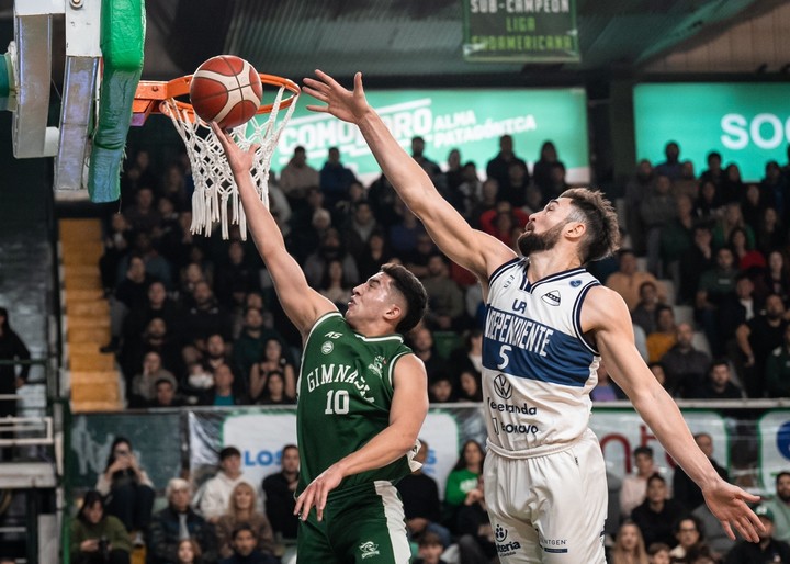 Sebastián Carrasco intenta la bandeja en el triunfo de Gimnasia de Comodoro ante Independiente de Oliva por el primer juego de los cuartos.