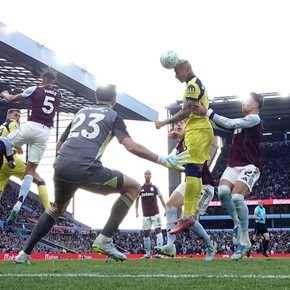 El Aston Villa del Dibu Martínez le dio vida al Tottenham, que le ganó y salió de la zona de descenso
