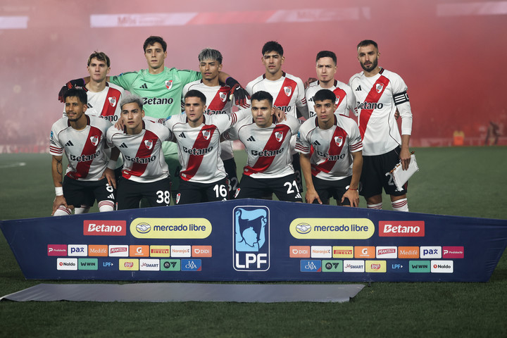 Pezzella llevó la cinta de capitán en la derrota de River frente a Atlético Tucumán (Foto: Cristina Sille)