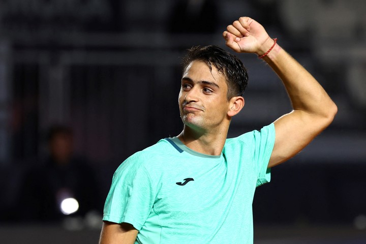 Con el puño apretado, Mariano Navone festejó su triunfo en Roma ante Denis Shapovalov.
(REUTERS)