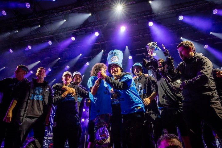 La Mona Jiménez con los jugadores de Belgrano (Foto: Festival nacional de cuarteto).