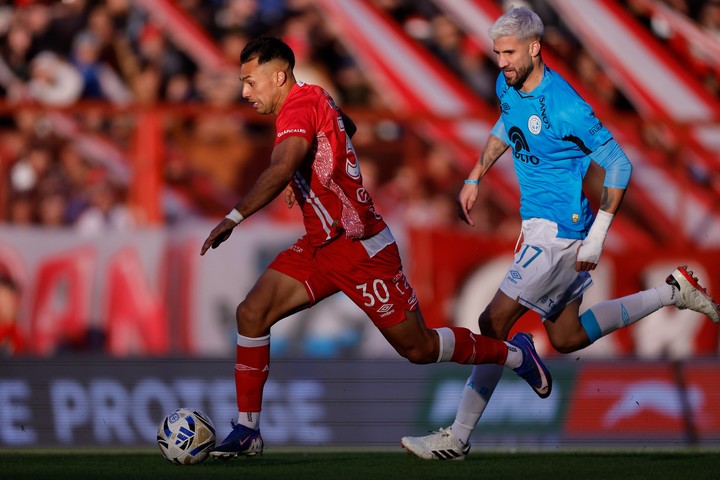 Gran pase del chileno Morales para Lescano en la acción previa al gol.