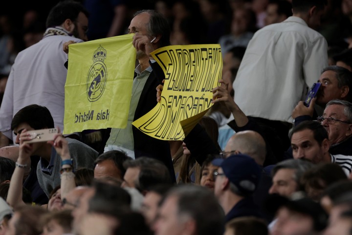 Una de las pancartas para Florentio en el Santiago Bernabéu. (EFE/Juanjo Martín)