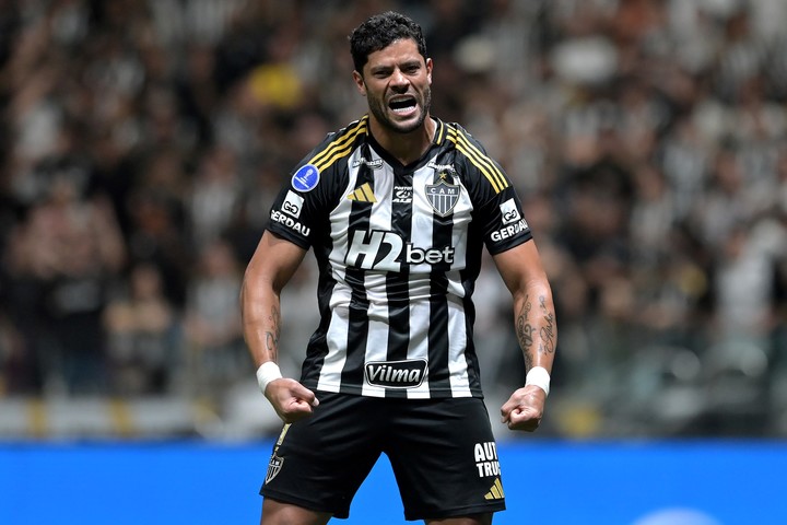 Hulk de Atlético Mineiro celebra un gol.