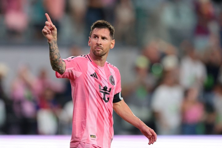 Messi señala a los hinchas al final del partido.