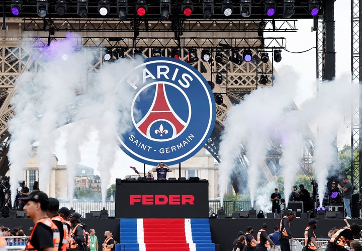 La fiesta en la Torre Eiffel incluyó un show musical (Reuters).