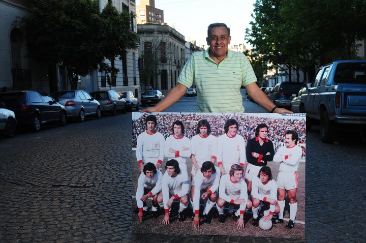 Avallay, en 2008, con una foto del equipo campeón de Huracán de 1973.